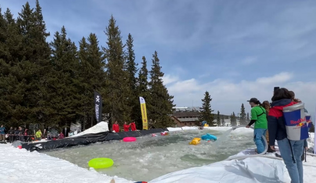 Стотици скиори сноубордисти и дори парапланеристи се събраха край хижa