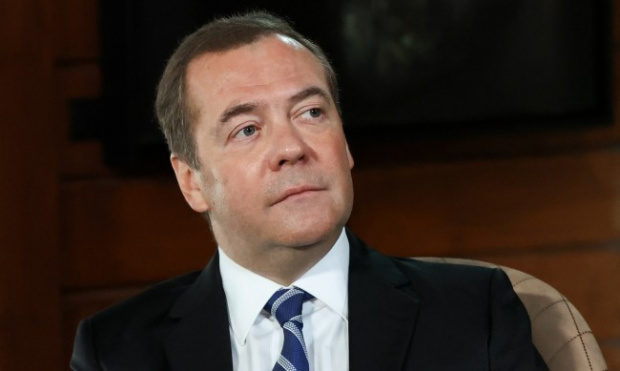 Екс руският президент Дмитрий Медведев предупреди Европа че може сама