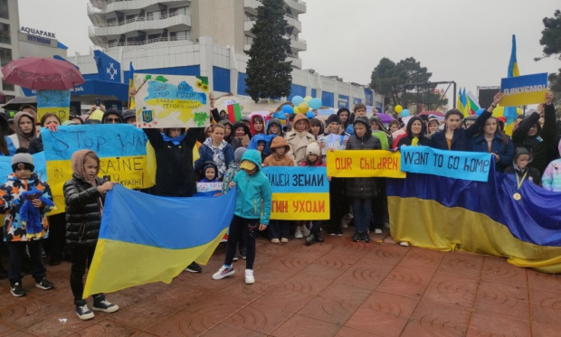 Дъждът не спря хиляди украинци с техните деца които се