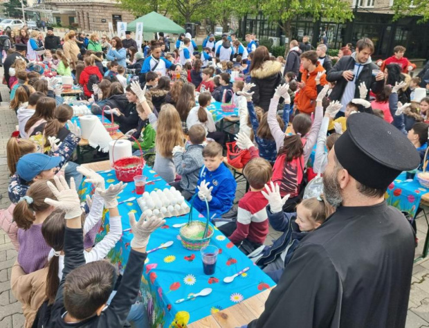 На Велики четвъртък много деца боядисаха яйца пред площад  Света Неделя Близо 200 деца от столичните