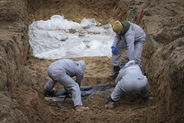 Полицията в Киевска област съобщи че два масови гроба са били открити