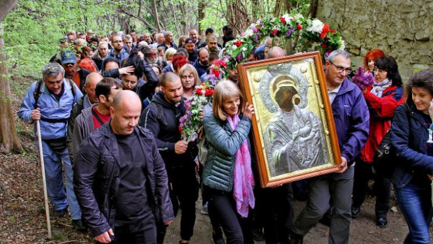 Чудотворната икона на Света Богородица отново поведе стотици вярващи по