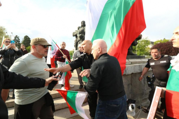 Отново имаше сблъсъци край Паметника на Съветската армия в столицата В тях се