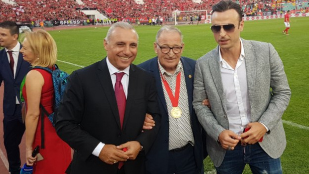 Най добрият български футболист за всички времена Христо Стоичков спази традицията