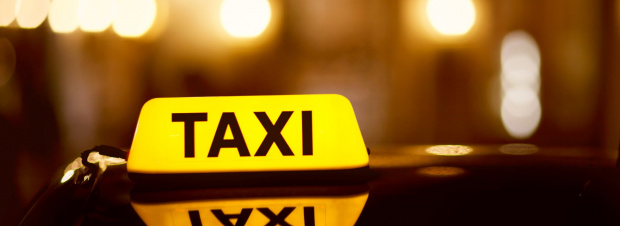 Таксиджия зареди служебния си автомобил с гориво след което е
