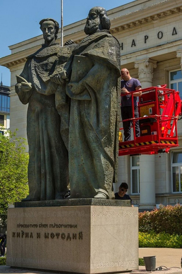Реставрираха паметника на светите братя Кирил и Методий в столицата съобщиха от