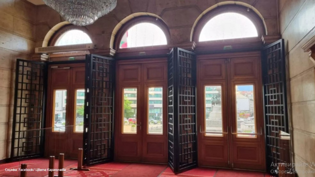Народното събрание осъмна с монтирани тежки метални врати Почти като