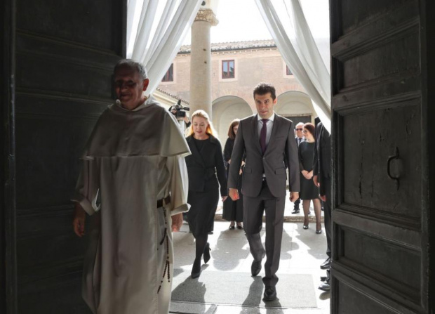 Петков разкри за какво е получил поздравления от папа Франциск и стрелна по Радев