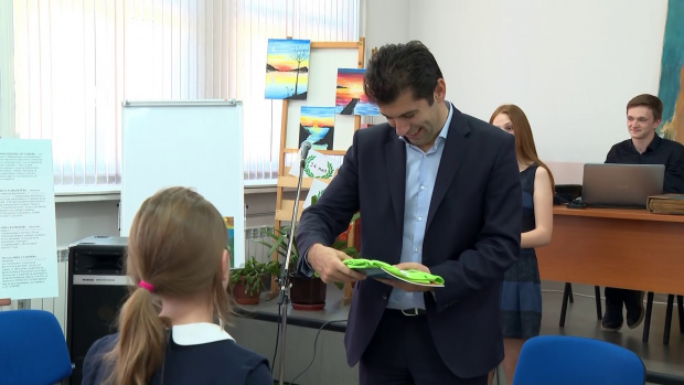 Премиерът Кирил Петков посрещна 24 май заедно с учениците от