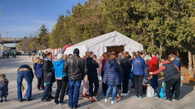 Близо 7000 украински бежанци ще бъдат преместени от курортите край