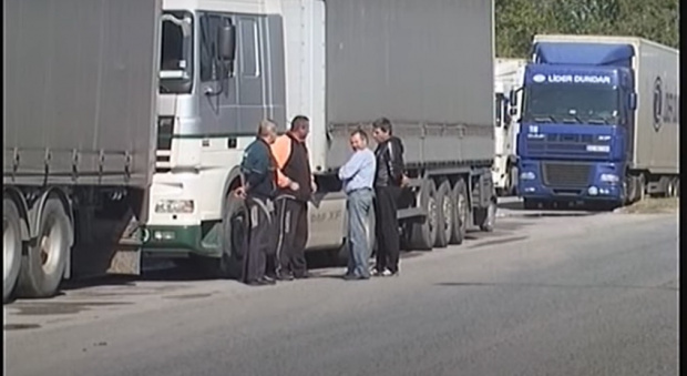 Стотици товарни автомобила са се струпали на турския ГКПП Хамзабейли в