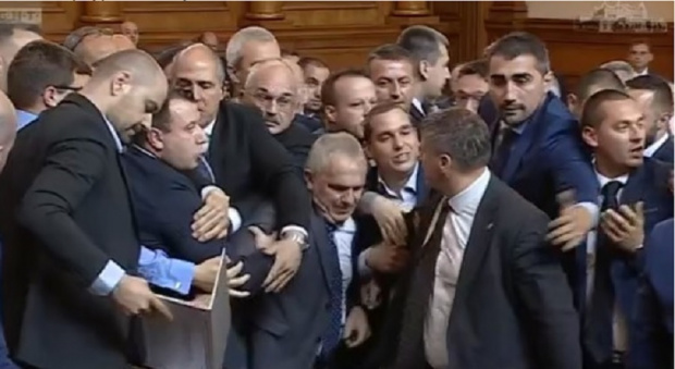 Истински резил и бой в пленарната зала на българския парламент.
