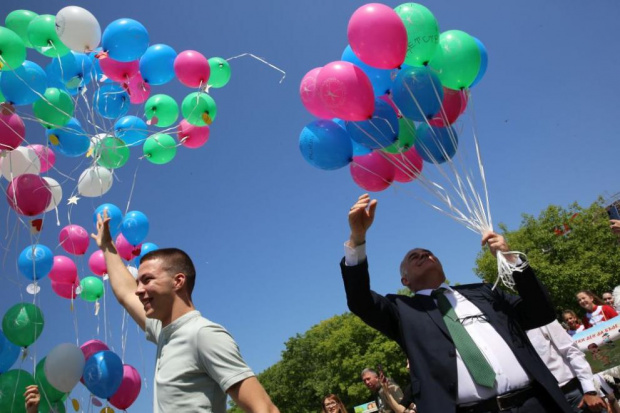 Ученици пуснаха в небето над София 100 балона с детски послания 