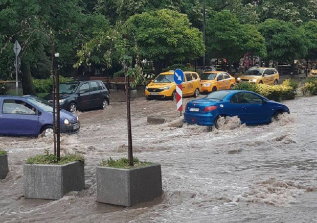 Интензивен дъжд се изля в района на Стара Загора Изолиран