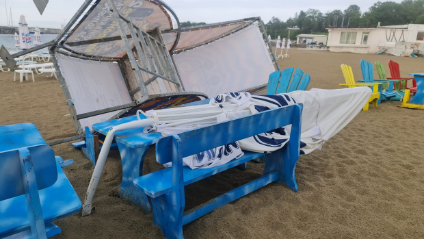 Погром след страшна буря в Крайморие Плажът е бил пометен