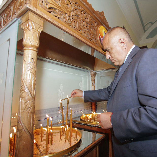 Лидерът на ГЕРБ Бойко Борисов посети Дивотинския манатастир Св. Троица“, където запали