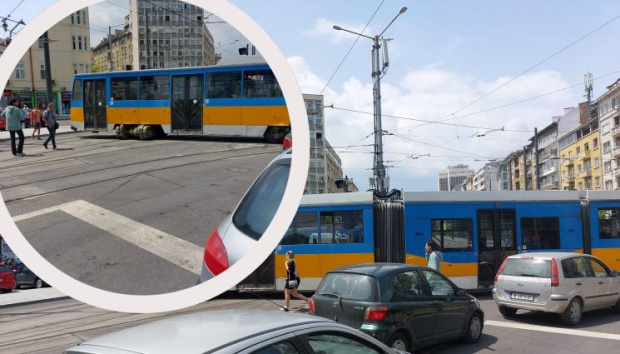 Трамвай дерайлира на площад Македония в София Инцидентът е станал