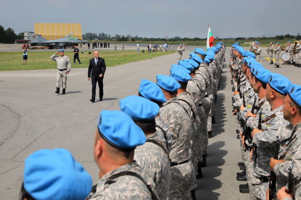 Президентът Румен Радев поздрави българските Военновъздушни сили по повод славната