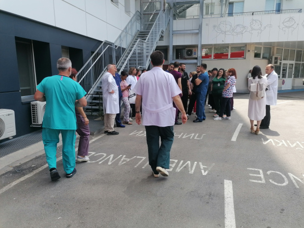 Във вторник лекарите от Пирогов  излязоха на 10 минутен протест пред главния вход на