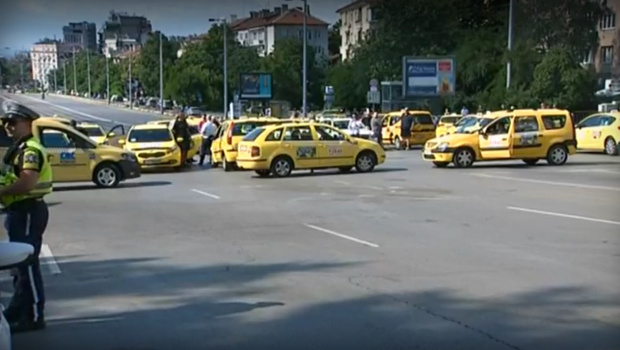 Таксиметрови шофьори блокираха движението при кръстовището на булевардите Черни връх