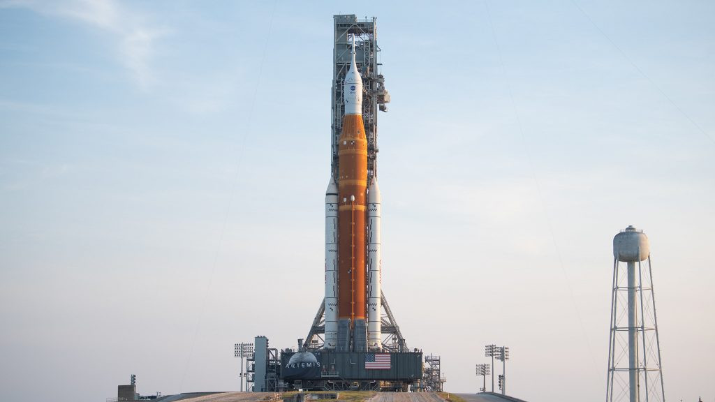 НАСА изпраща най-мощната ракета към Луната (ВИДЕО)