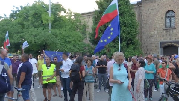 Протест пред  президентство: Тук не е Москва, Радев е позор