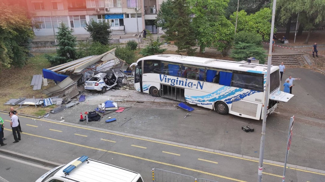 Задържаните за катастрофата в Бургас вече са петима, сред тях - двама българи
