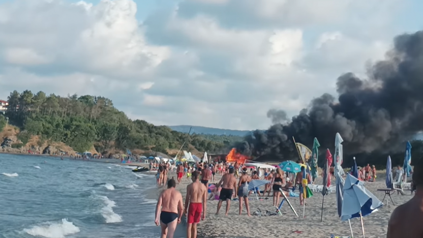 Пожар лумна на плажа в Китен, изпепели бар (Видео)