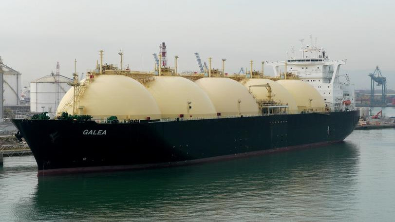 Голям петролен танкер превозващ втечнен газ се сблъска днес с