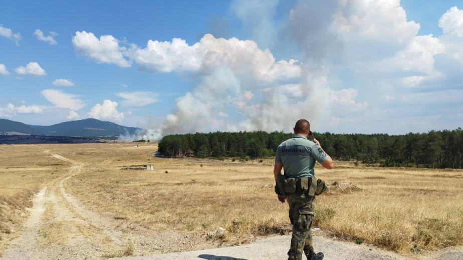 Пожар избухна на военен полигон до Казанлък при обезвреждане на невзривени снаряди