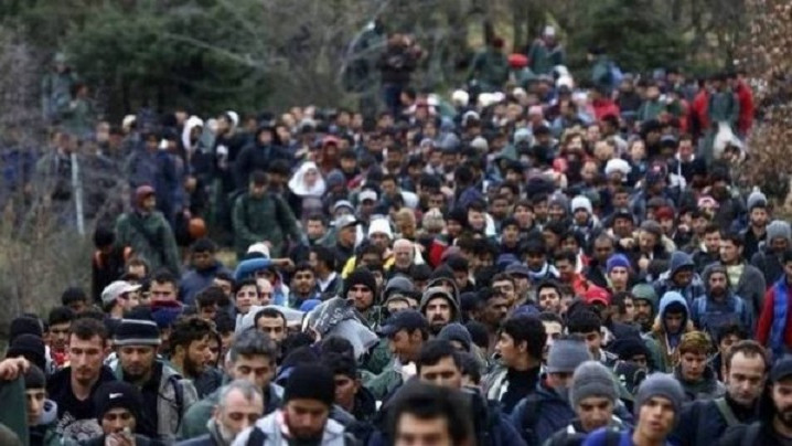 "Керван на свободата" от 100 хиляди мигранти се готви да щурмува гръцката граница