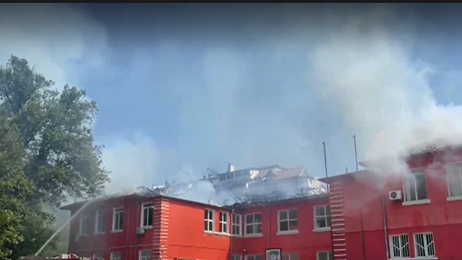 Пожар в училище в Пловдив. Шест екипа огнеборци гасят пламъците,
