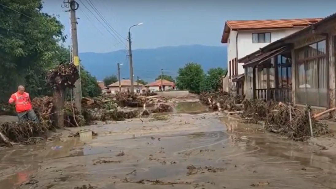 46 фургона за 30 семейства, останали без дом след наводненията