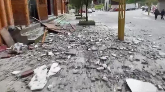 Мощното земетресение което предизвика свлачища и разруши сгради в югозападната част на Китай  е