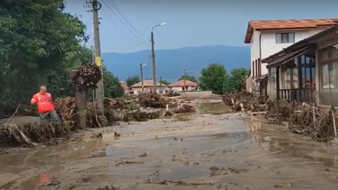 Напрежение в селата засегнати от наводненията Хората които загубиха домовете