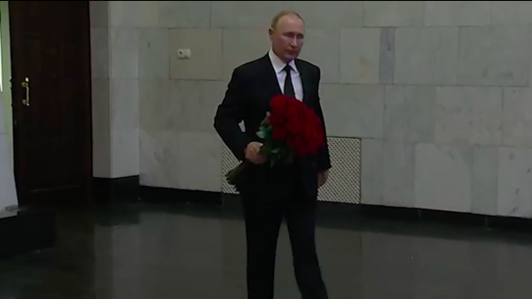 Путин се прости с Горбачов сам и с червени рози