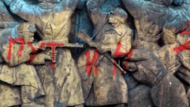 Графити срещу войната в Украйна се появиха на паметника Альоша в Бургас