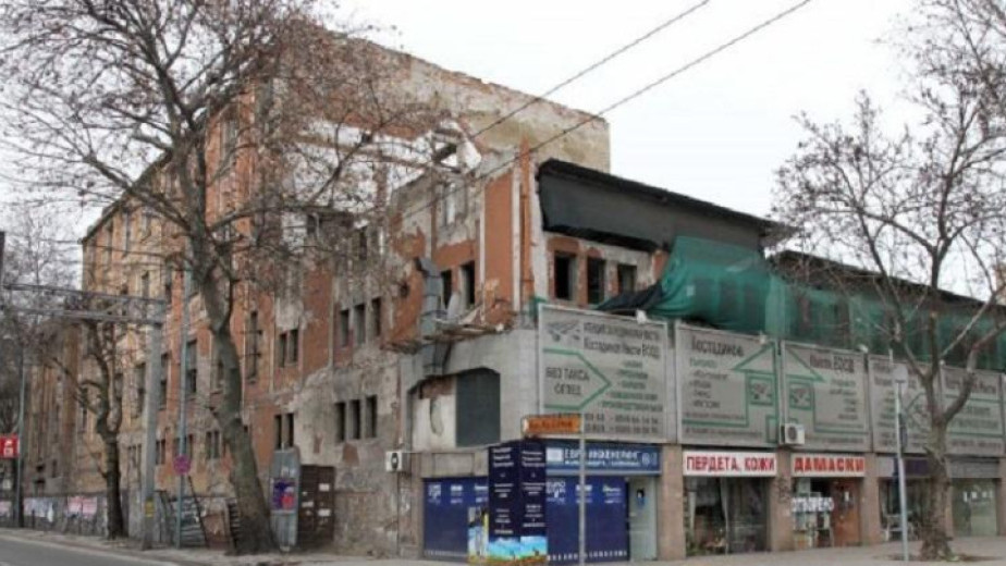 Екшън в Пловдив: Спряха събарянето на тютюнев склад, полиция не пусна собственика