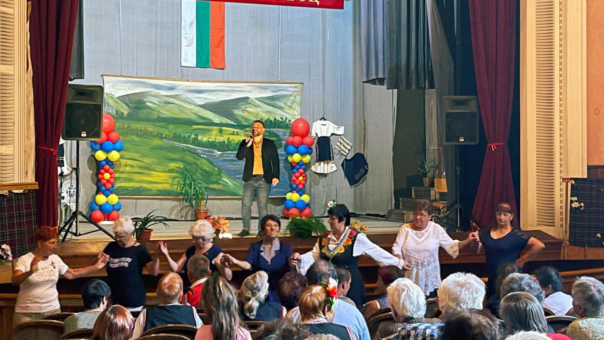 90-годишен на хорото на Валентин Велчев, кмет черпи със самодивска ракия