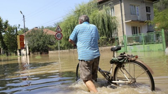 Спасяване на хора с хеликоптер отнесени къщи от бушуващата вода