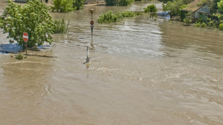 Поне 200 наводнени къщи в Карловско след потопа
