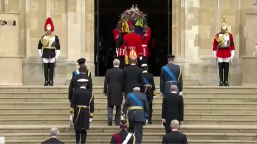 Любопитните факти от погребението на Елизабет II: паяк върху ковчега, корона, счупена палка