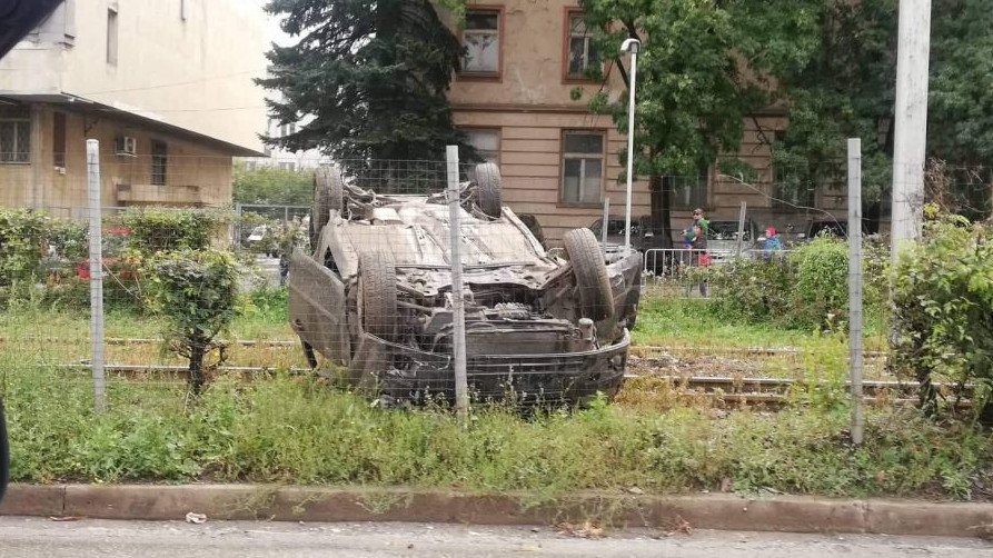 Полицаи катастрофираха в София, в колата им е имало дете