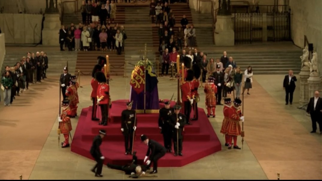 Кралски гвардеец припадна на поста си пред ковчега на Елизабет II (ВИДЕО)
