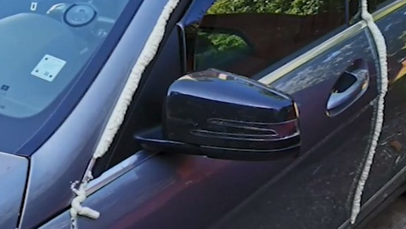 Мъж намери автомобила си със залепени врати с монтажна пяна Случаят