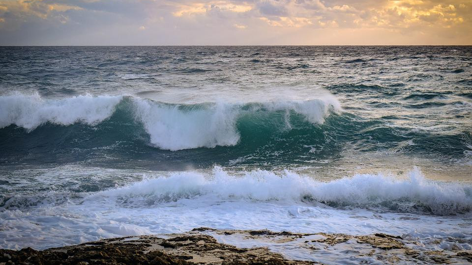 Двама мъже изчезнаха в бурното море край Созопол, вълните изхвърлиха едното тяло