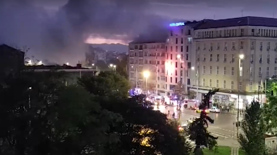 Жертва и ранени при пожар в хотел "Централ" в София (ВИДЕО)