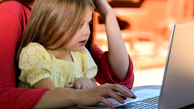 Учени: Децата до 5-6-годишна възраст не трябва да стоят пред екран