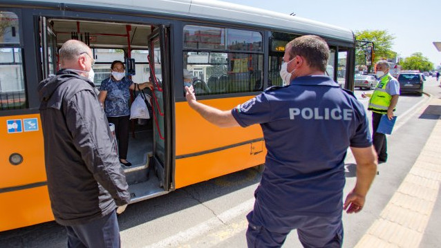 Две жени бият и псуват пътниците в автобус в София, задържаха ги за 72 ч.