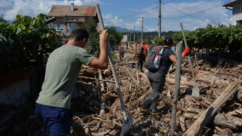 Какви са условията във фургоните, подсигурени след потопа в Карловско?